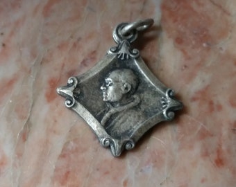 Medalha de Oração Vintage do PAPA PIO XII com "Você é Pedro" no verso. Pingente religioso francês de meados do século.