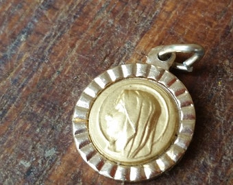 PEQUENO CHARM DE ORAÇÃO vintage da Virgem Maria de perfil com padrão redondo de raios de sol dourados. Feito na Itália.