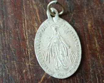 Amuleto de oração de raio de luz da Virgem Maria dos anos 1950 com aparições de Santa Catarina de 1830 no verso. Medalhão milagroso católico francês.