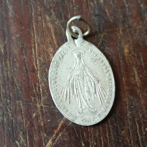 Dije de oración con forma de rayo de luz de la Virgen María de los años 50 con apariciones de Santa Catalina de 1830 en el reverso. Medallón milagroso católico francés.