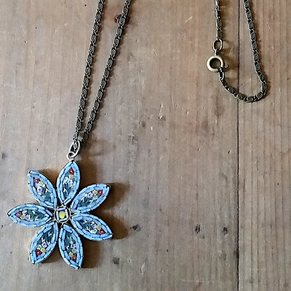 Collier vintage FLEUR/MOSAQUE EN ÉMAIL au design bohème. Bijoux artisanaux en verre émaillé de pétales sur une chaîne de style art nouveau, en provenance d'Italie