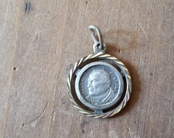 Medalha de Oração do Papa João Paulo II dos anos 1980 com a Praça de São Pedro no Vaticano no verso. Pequena lembrança vintage de Roma, Itália.