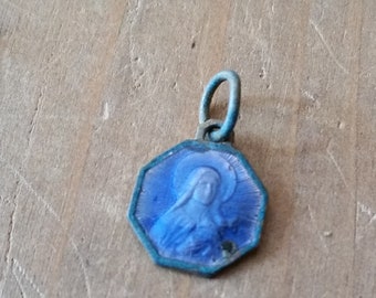 Pequeno pingente francês Art Déco com Santa Teresa e Chuva de Rosas. Medalha de oração esmaltada vintage da década de 1920, da França.