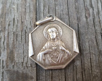 Pingente duplo lado do SAGRADO CORAÇÃO DE JESUS e Basílica de Lisieux da década de 1930. Medalha religiosa heptágona católica.