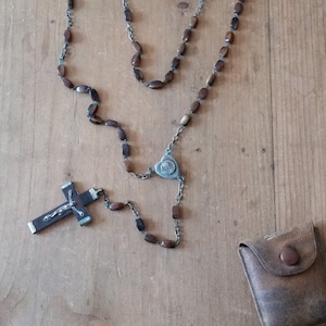 Antiker FRANZÖSISCHER ROSENKRANZ von Cats Eye Quarz Steinperlen aus Lourdes, mit Kreuz und Herz, und original kleinem Ledertäschchen.