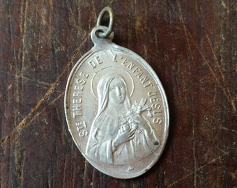 Berloque cristão VINTAGE SAINT THERESA da década de 1940. Pequeno pingente de oração religiosa francesa de meados do século.