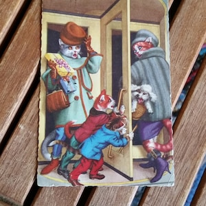 Vintage Alfred Mainzer Katzenpostkarte der Drehtür, mit Kätzchen und Pudel chaotischer Spaß. Nummer 4949. Gestempelt 1967.