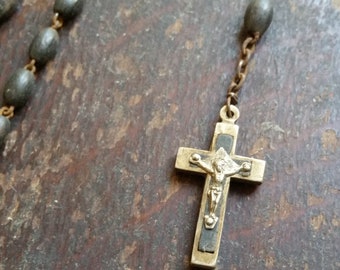 CRUCIFIXO antigo com ROSÁRIO DE ROSAS da Fance, com uma cruz de crucificação e o Sagrado Coração de Jesus.
