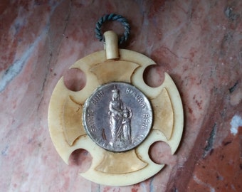 Medalhão Art Déco Saint Anne d'Auray, cruz redonda de plástico celuloide. Medalha de oração de peregrinação vintage da França.