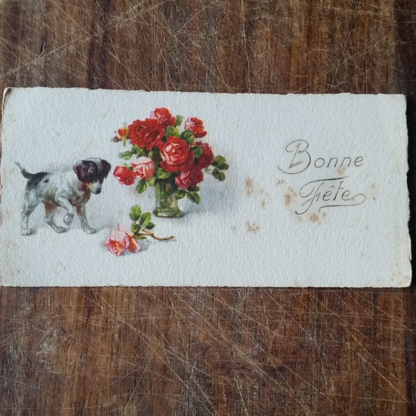 Étiquette-cadeau française des années 1920, Bonne fête, joyeux anniversaire, fête ou jour du prénom avec un chiot mignon, des roses rouges et des lettres Art déco en relief.