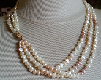 Colar vintage de pérolas barrocas com fecho em ouro 14K, em tons de rosa, pêssego e creme. Linda gargantilha de várias voltas de alta qualidade. Presente para 30º aniversário de casamento.