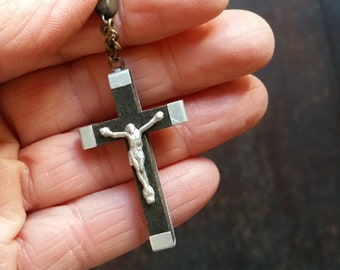 ROSÁRIO DE LOURDES vintage da Fance, com uma cruz de crucificação, também a aparição de Santa Bernadette e a Virgem Maria de perfil.