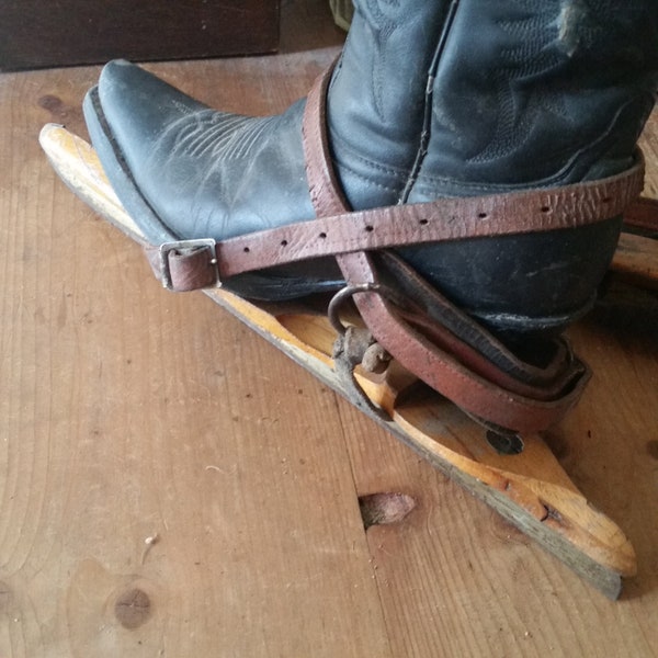 Les patins à glace d’hiver vintage de Hollande s’attachent à n’importe quelle chaussure avec des fixations en cuir. Lames de patinage traditionnelles néerlandaises en métal et en bois.
