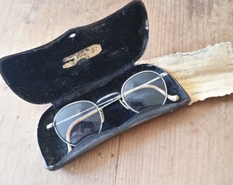 Salvatore Ferragamo Black Hard Shell Eyeglasses/sunglasses  display picture 3
