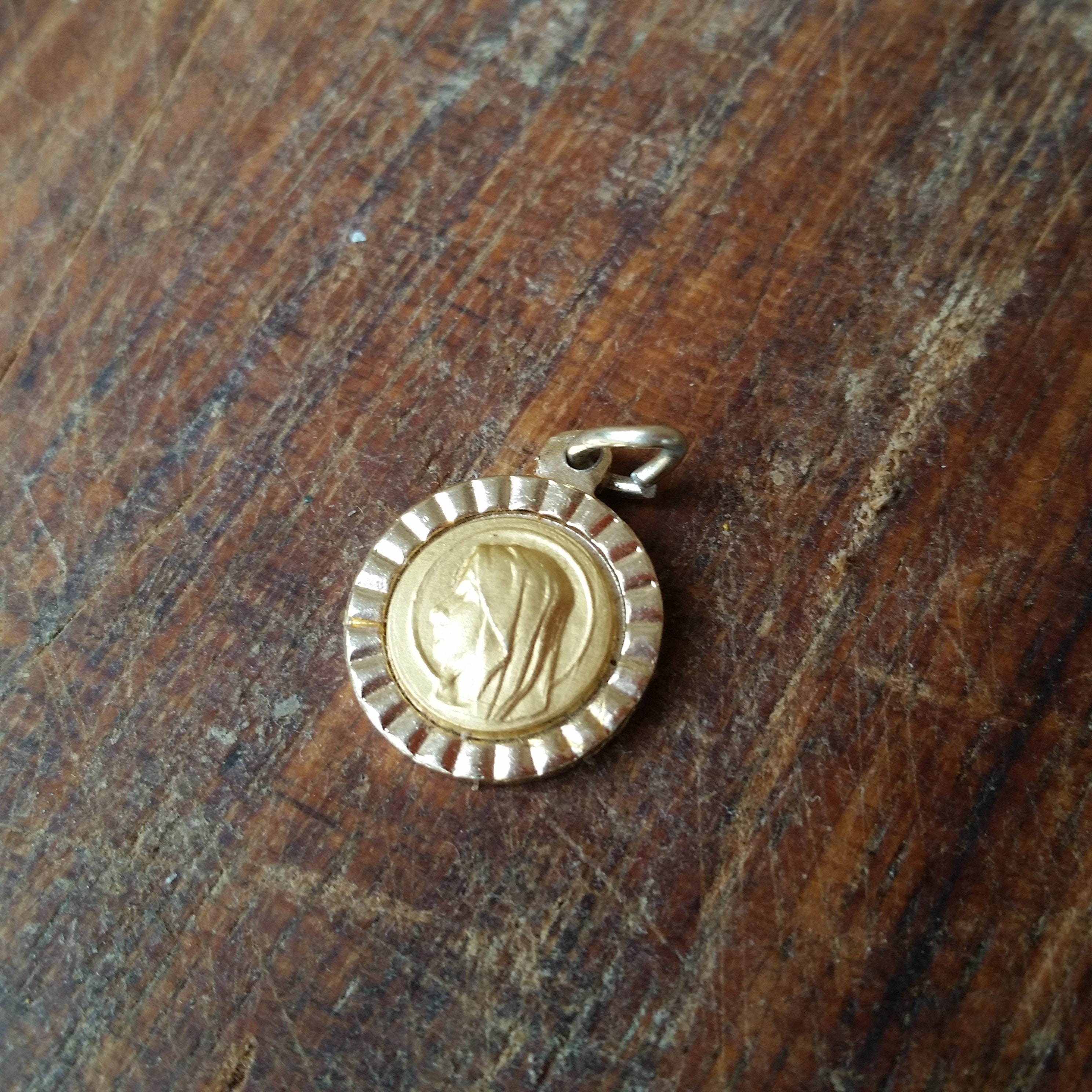 Vintage Small Prayer Charm de La Vierge Marie Profil avec Motif Rond en Or Sunburst. Fabriqué Italie