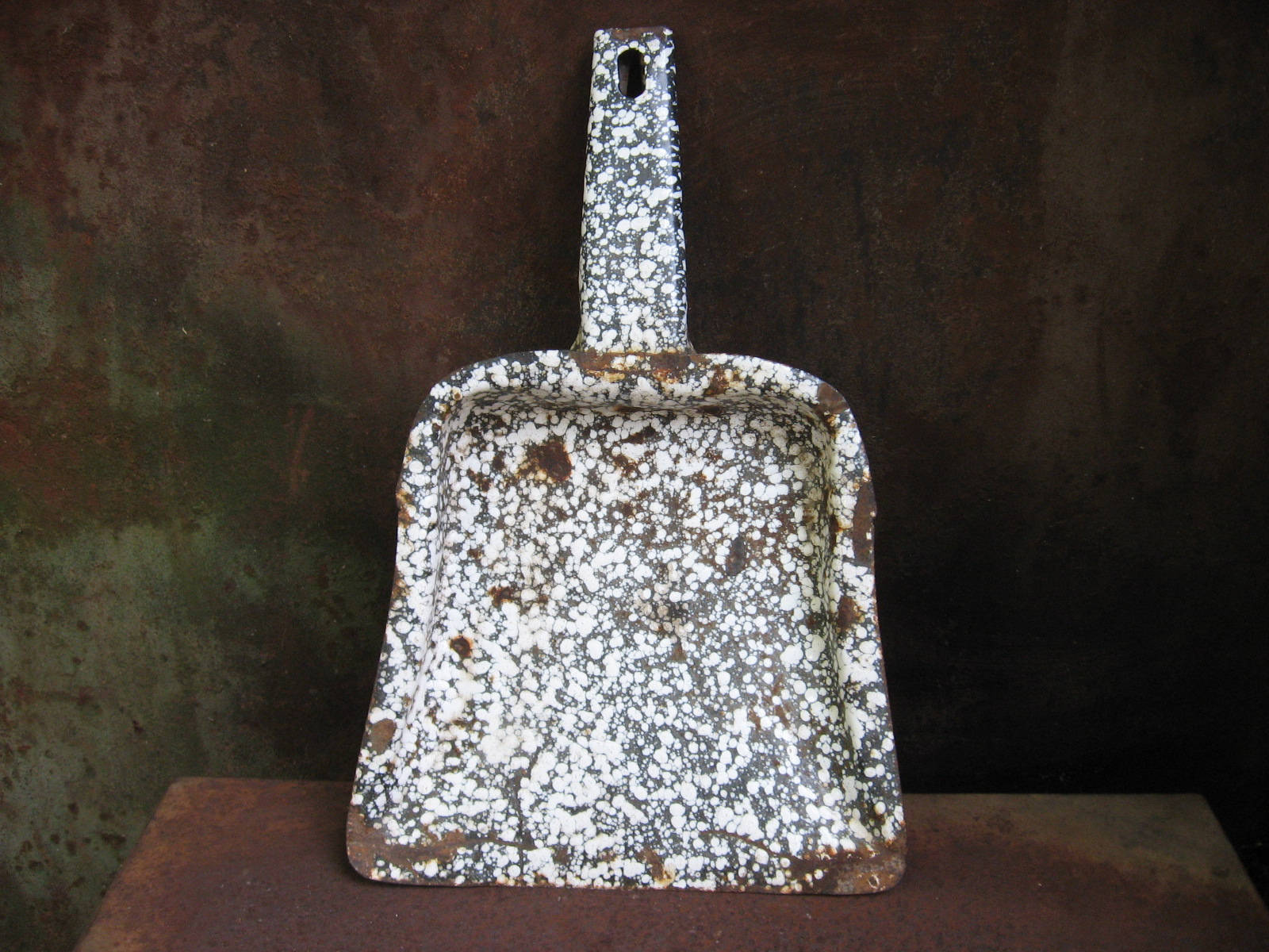 Shabby Chic Vintage Des Années 1940 Français Dust Pan en Granit Marbré Émaillé. Ustensile de Nettoya