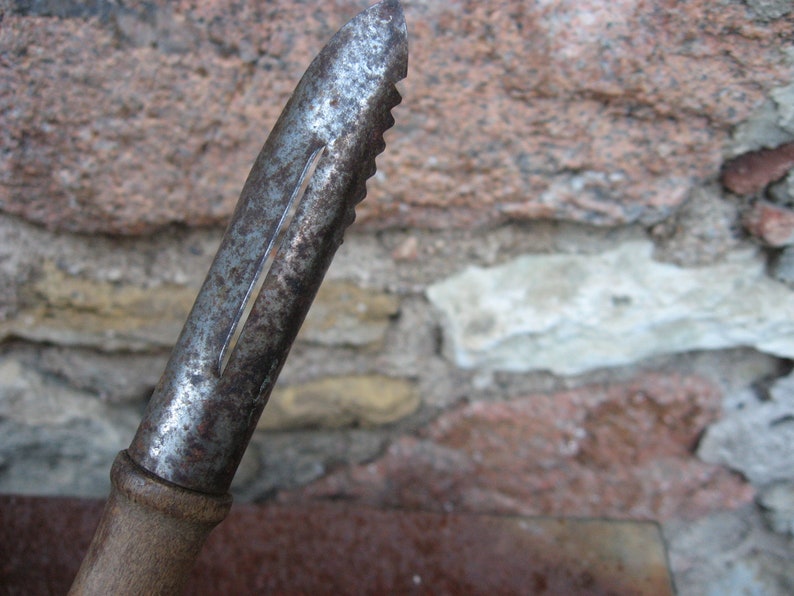 FRUIT MULTI TOOL uit de jaren 30 met appelboor, dunschiller en meloenbolletjesschep in één. Vintage rustieke keukengadget voor het maken van taarten. afbeelding 5