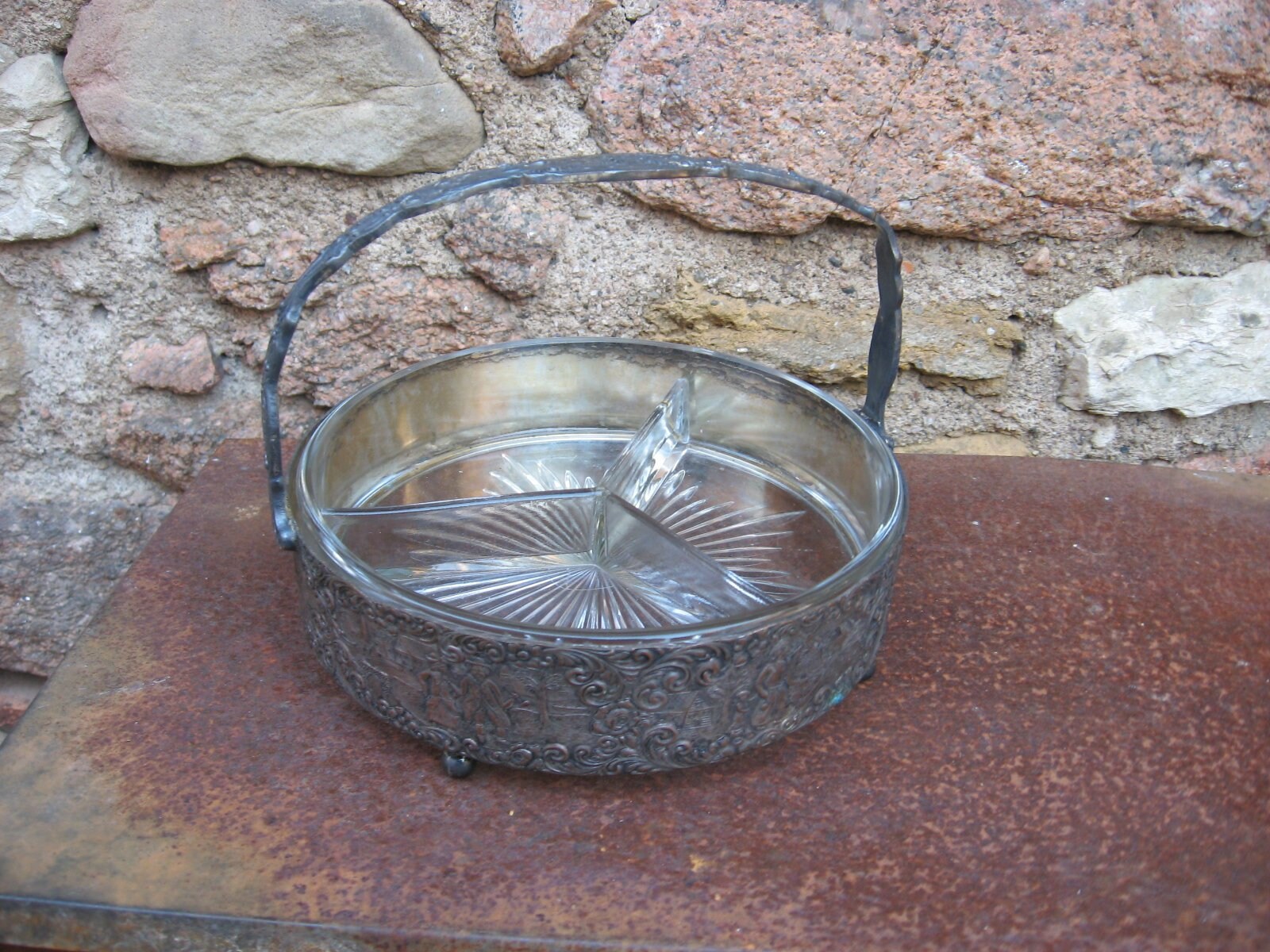 1930 Repousse Serving Dish avec Support de Poignée en Plaque d'argent et Bol Verre Coupé. Relish Vin