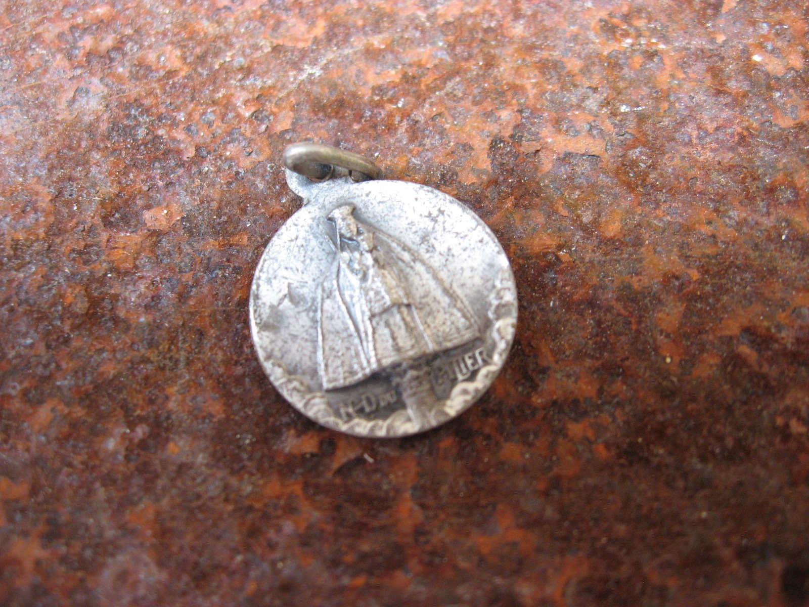 Années 1920 Notre-Dame de Chartres et La Vierge Marie Réversible Français Pendentif Notre Dame Basil