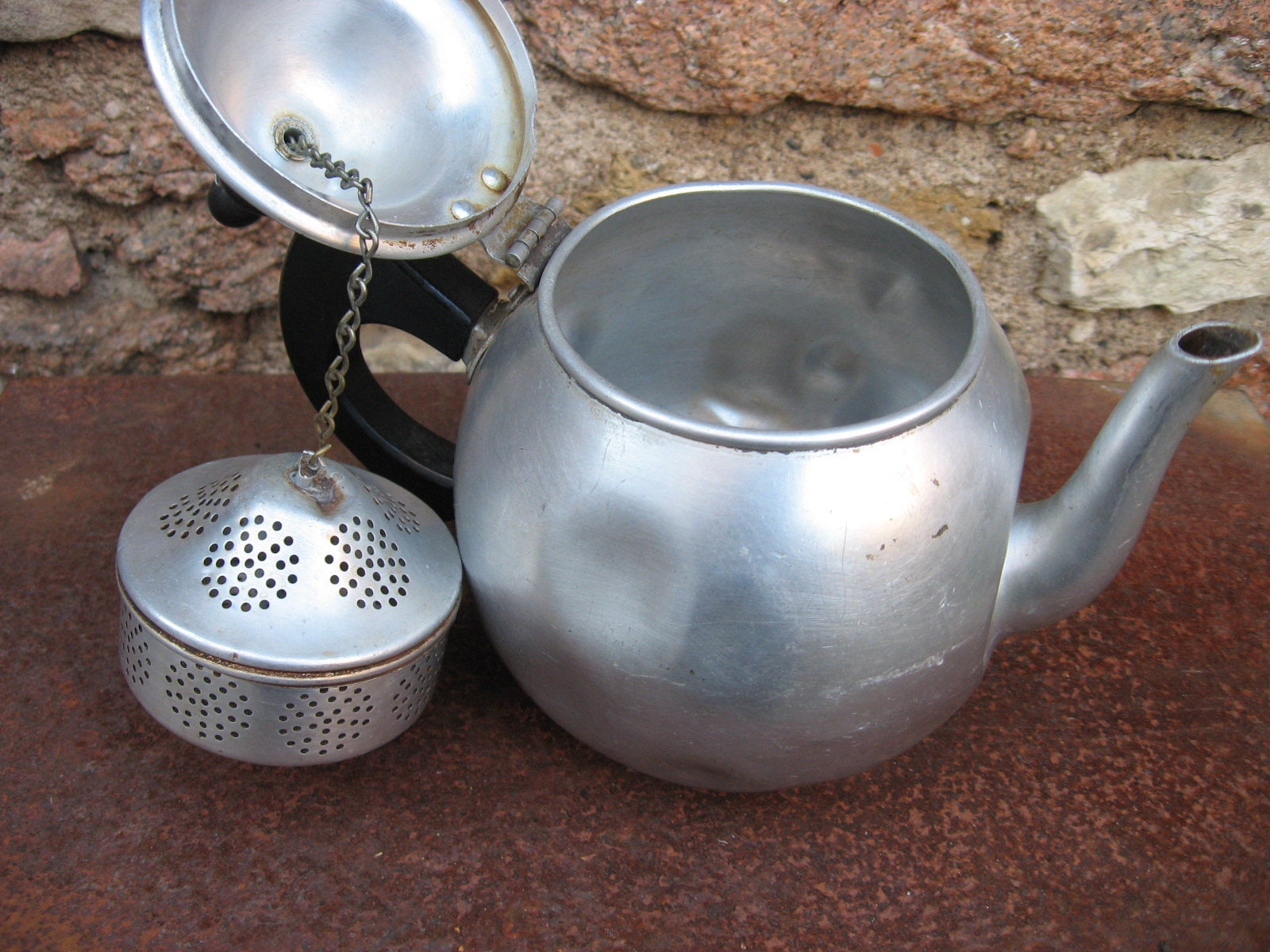 Théière Vintage avec Passoire, Priscilla Ware. Le Panier Est Fixé Par Une Chaîne et Soulève Les Feui