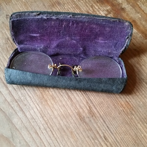 Antico LUX PINCE NEZ con custodia rigida originale, ponte rigido dorato, naselli incernierati. Occhiale da vista da gentiluomo antiquato per miopia.