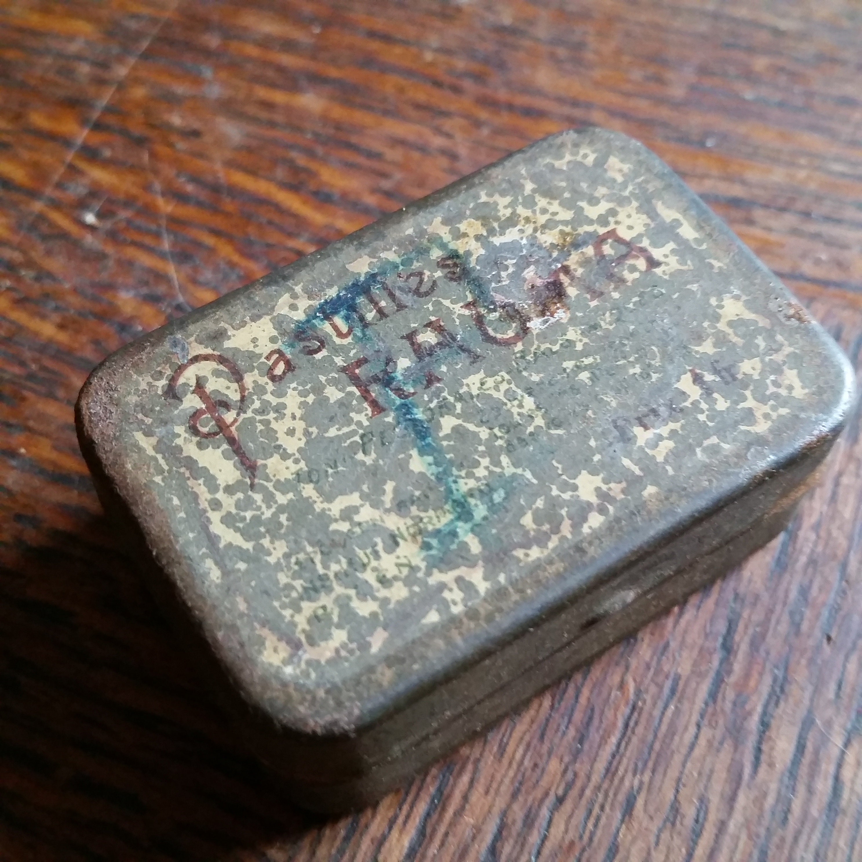 Pastilles de Rhumatisme Français Antiques Minuscule Boîte en Fer Blanc. Vieux Récipient Pilule Médic