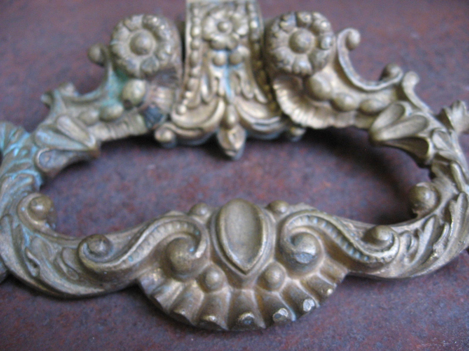 Tirette de Porte en Laiton Des Années 1930, Style Rococo, Français Fleur de Lys et Décoration en Ros