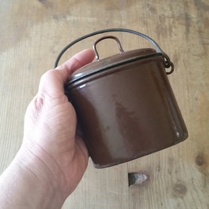 Récipient en émail français vintage avec couvercle. Boîte à thé en émail de l'époque Art déco, petit sac à lunch pour adulte, boîte de rangement ovale de France.