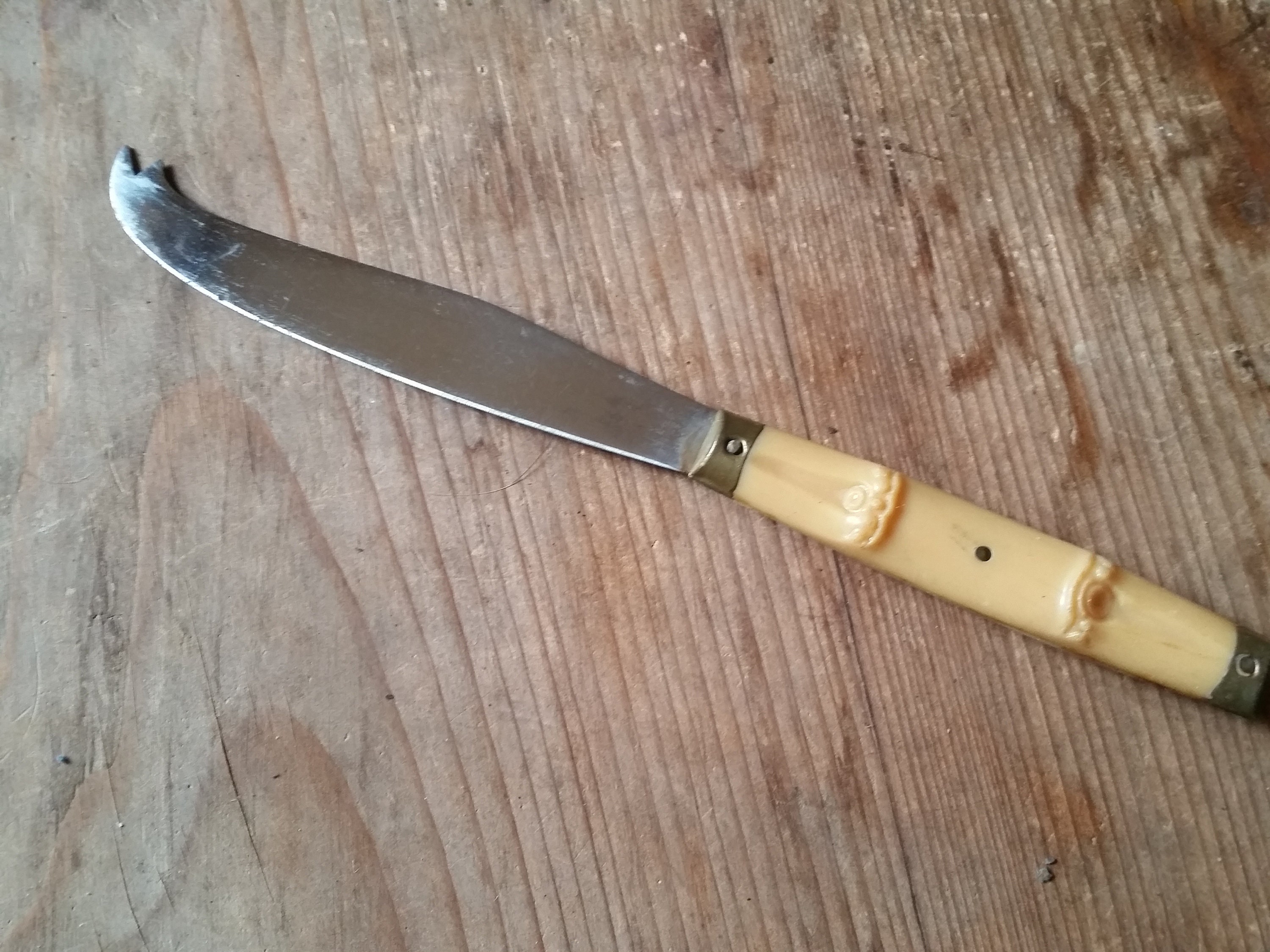 Couteau à Fromage Français Vintage avec Manche en Faux Bambou, Raccords Laiton et Extrémité de Broch