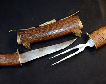 Vintage 16" FISHERMAN'S KNIFE en FORK Carving Set in visvormige gesneden houten houder met koperen vinnen en fittingen