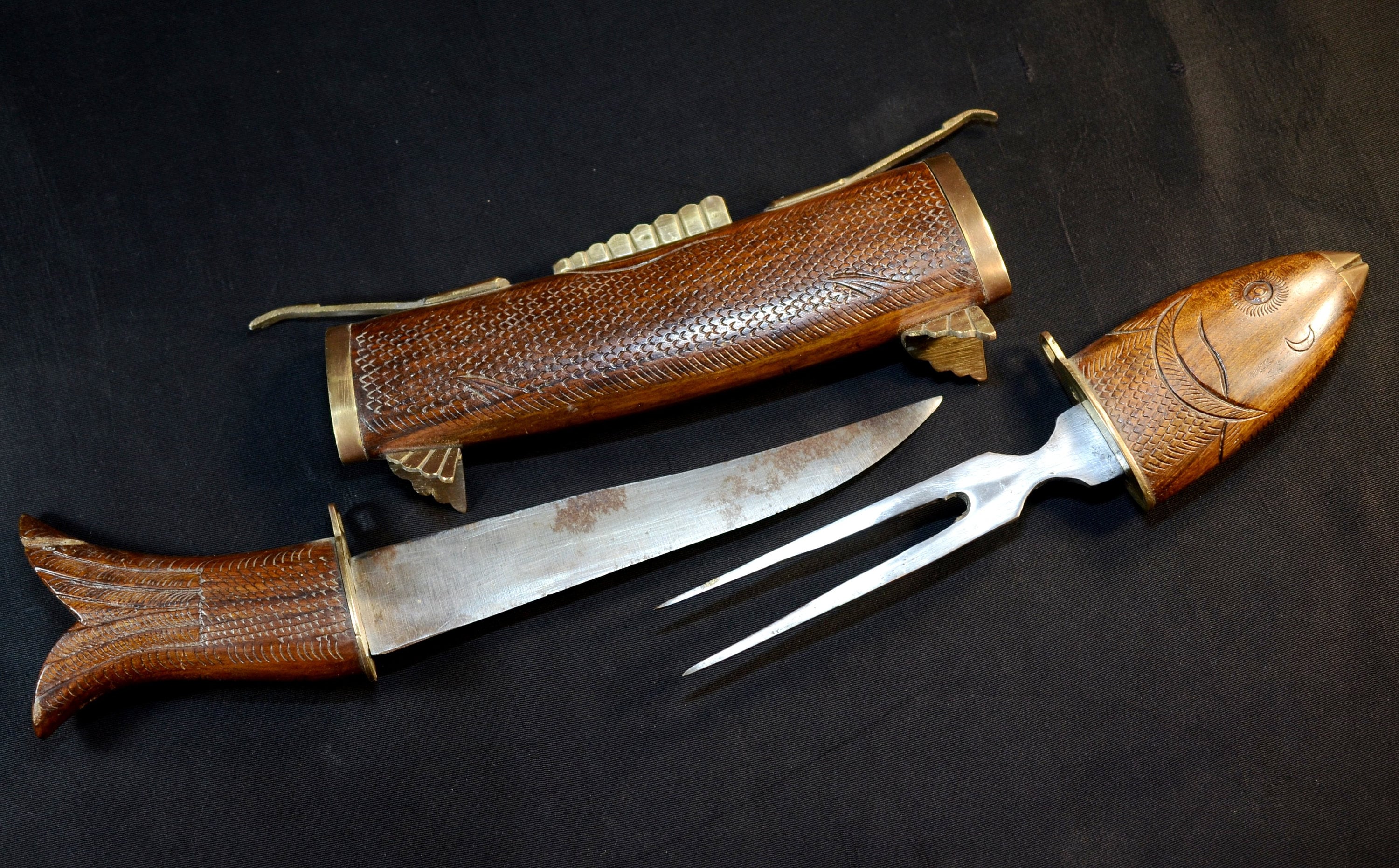 Vintage 16 FISHERMAN'S KNIFE and FORK Carving Set in Fish Shaped Carved  Wooden Holder With Brass Fins and Fittings 