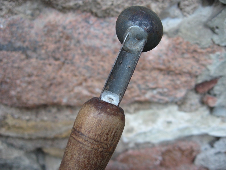 FRUIT MULTI TOOL uit de jaren 30 met appelboor, dunschiller en meloenbolletjesschep in één. Vintage rustieke keukengadget voor het maken van taarten. afbeelding 6