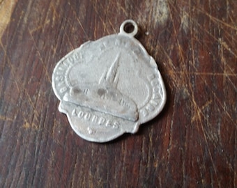 PINGENTE DE ORAÇÃO DA BASÍLICA Vintage de Lourdes de Nossa Senhora do Rosário e a concepção milagrosa da Virgem Maria no outro lado.