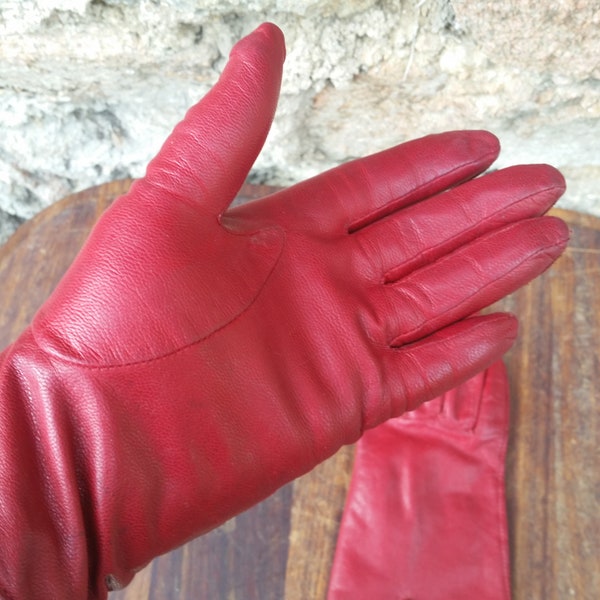 1960s FRENCH LEATHER GLOVES in bold red, lined and extremely fine seams. Mid century vintage quality women's fashion.