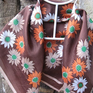 BUFANDA RETRO DAISY DE LOS AÑOS 60. Pañuelo de seda estilo bohemio vintage en divertidos colores de caléndula.