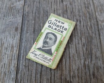 1930s GILLETTE RAZOR BLADE, imported to France. Original Ephemera paper wrap, British patent numbers. Unique shaving collectors item.