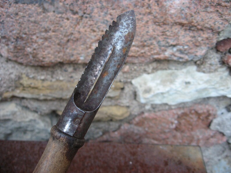 FRUIT MULTI TOOL uit de jaren 30 met appelboor, dunschiller en meloenbolletjesschep in één. Vintage rustieke keukengadget voor het maken van taarten. afbeelding 4