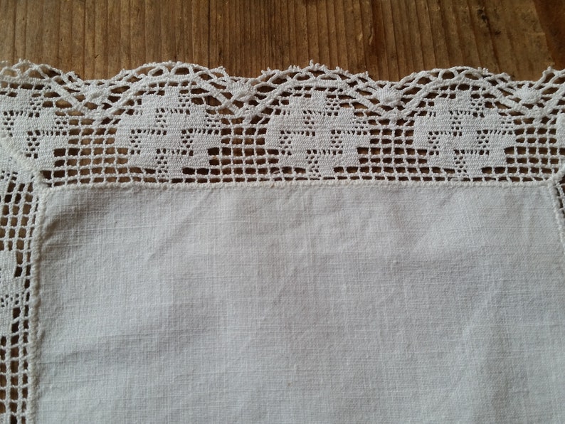 Edwardian linen and lace handkerchief. Fine white linen with hand made cotton lace trim around the edges. Quality antique from France.