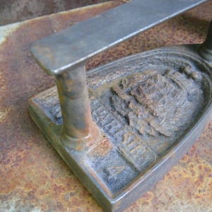 Antique VICTORIAN FLAT IRON 'Le Parisien' and base. Rare French sad hand iron and blacksmith made rustic trivet. image 9