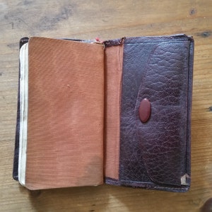 Art Deco HEILIGE MASSE BUCH mit Almosen Münzbeutel in Ledereinband. Kleine christliche Vintage-Gottesdienstpsalmen auf Französisch von 1922 aus Limoges.