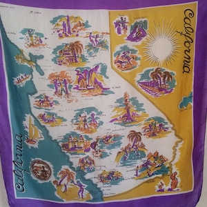 1960er CALIFORNIA TOURIST TUCH der Städte und Aktivitäten in feiner Vintage Seide.  Großer bunter Sommersarong, Abendtuch oder Haargummi.