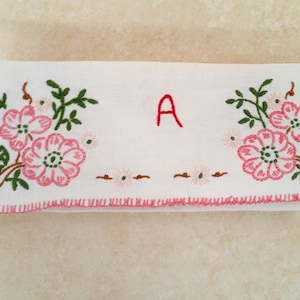 TASCA VINTAGE IN LINO FRANCESE, con monogramma lettera A e ricamata con graziosi fiori. Tasca porta tovaglioli di qualità di metà secolo.