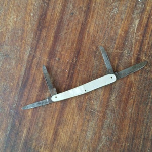 Antico COLTELLO VITTORIANO, multiutensile per scrittori per tagliare penne e limare i bordi, madreperla. Utensile da scrivania tascabile.