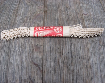1940s FRENCH LACE TRIM of narrow cotton in ecru, off white color. Vintage quality edging, never used, 1.25 meters / yards.