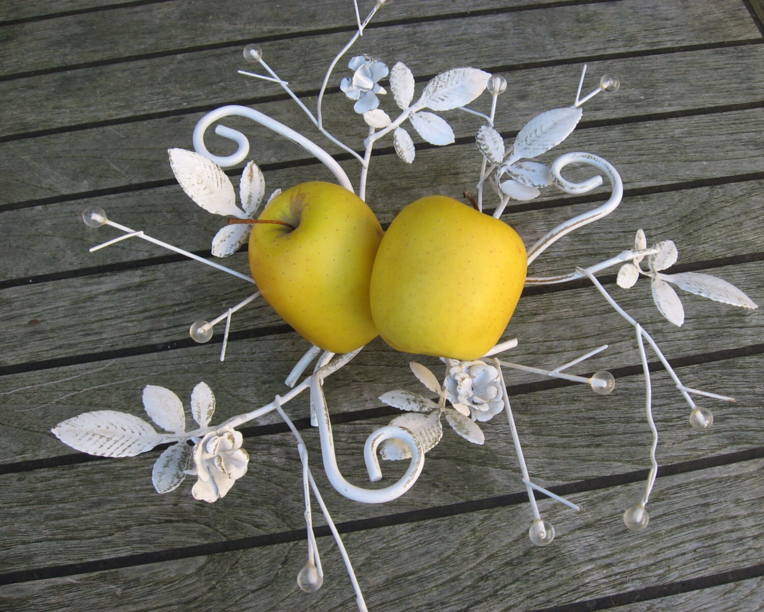 Panier de Fruits Français Vintage en Rosier Design. Pièce Centrale de Table Maison Campagne Blanche 