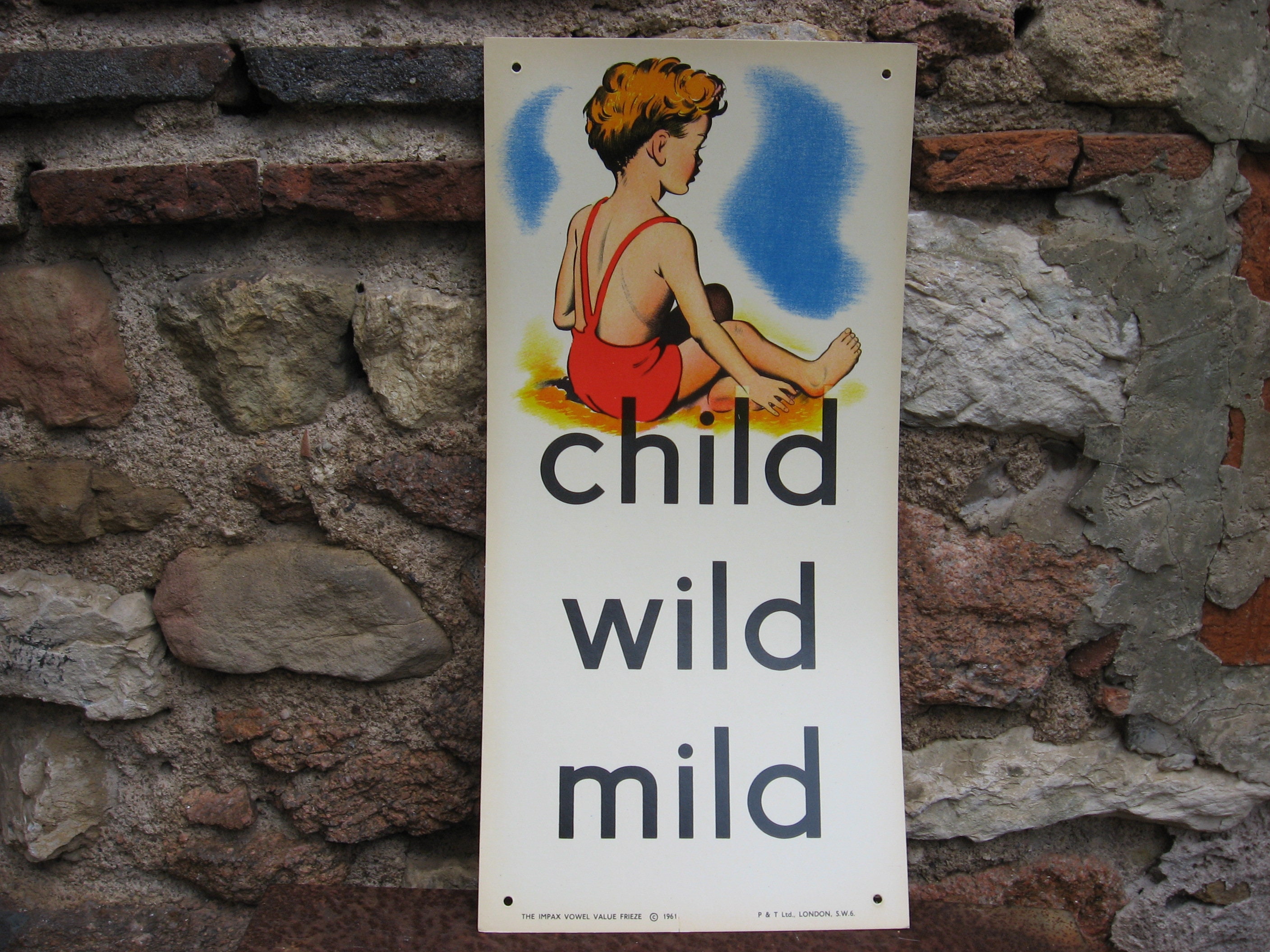 Affiche d'enfant Rétro Des Années 1960 avec Mots Rimés. Outil d'apprentissage Langues Accroché Au Mu