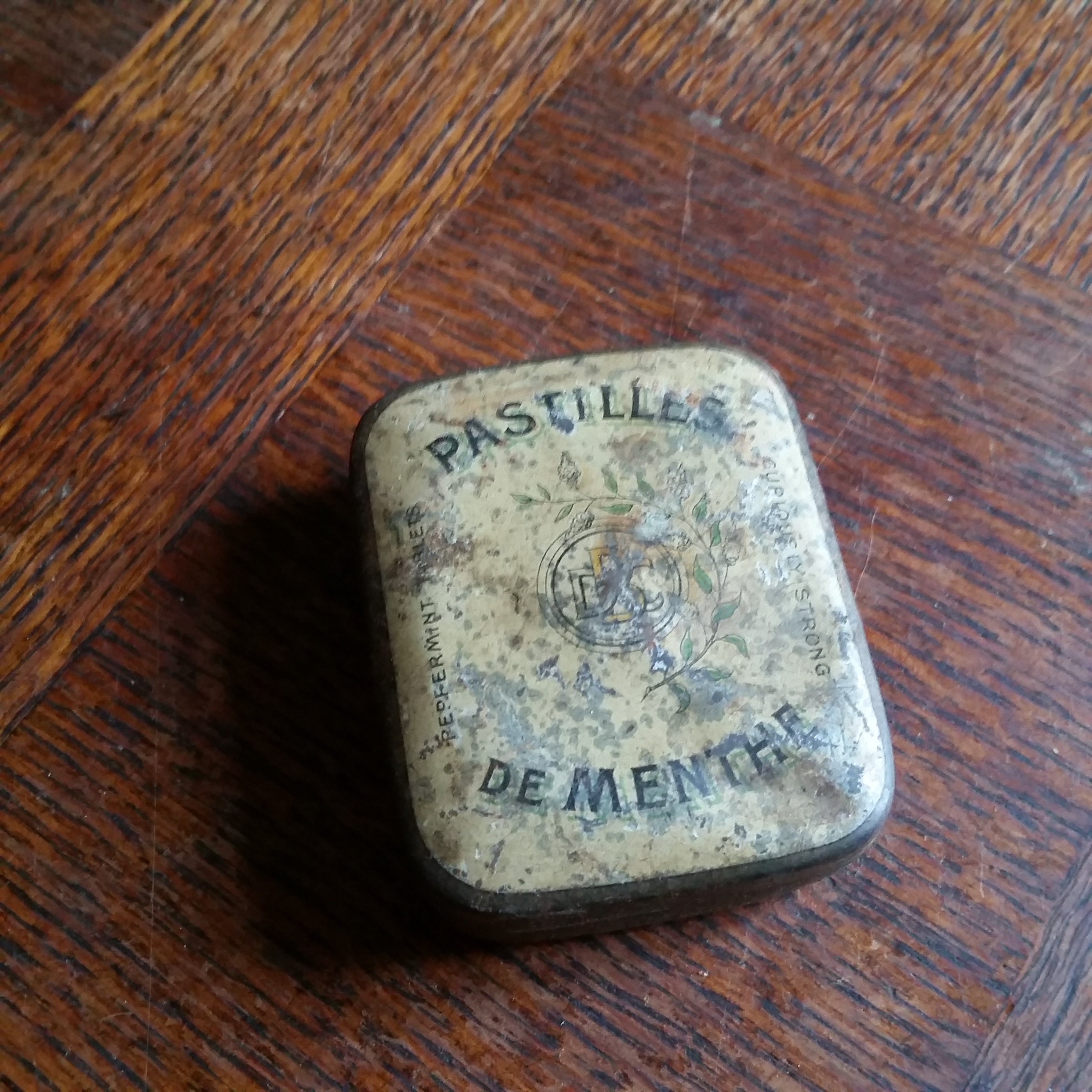 Pastilles Françaises Antiques de Menthe Minuscule Boîte en Fer Blanc. Récipient Stockage Poche Compr