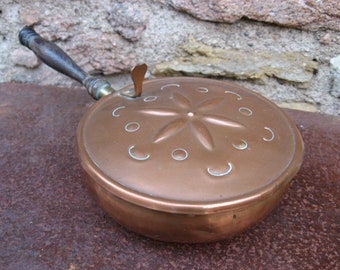 1930s SILENT BUTLER PAN in Arts and Crafts era style copper. Adorable vintage country kitchen storage container.