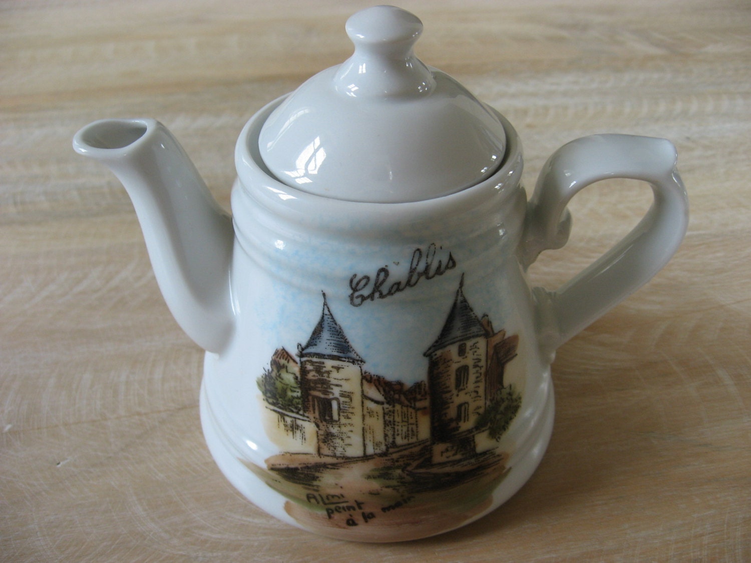 Petite Teapot Française Vintage Peinte à La Main Scène de Chablis sur Céramique. Cadeau Coupe Thé Fr