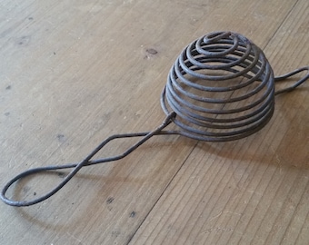 Frusta e SEPARATORE per UOVA edoardiana, utensile da cucina multiuso. Antico colino francese a nido d'ape, cucchiaio e paletta, gadget rustico da cucina.